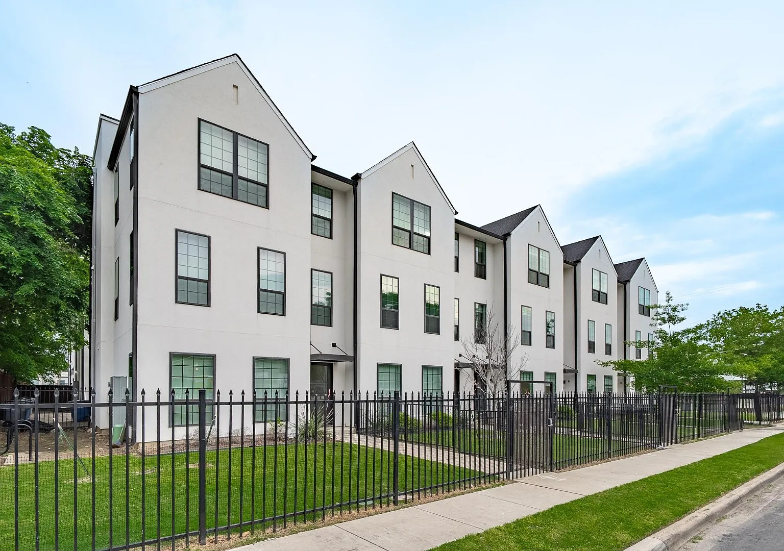 Modern Gated Townhome in Historic Old East Dallas Steps from Lower Greenville — Photo 1