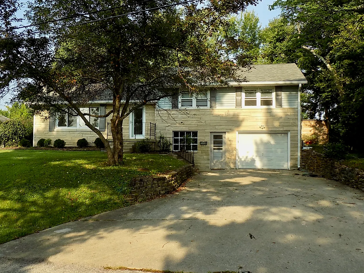 3 bed, 1988 sqft, $2,200 — Photo 1
