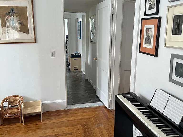 102 Rochambeau Ave — Photo 6