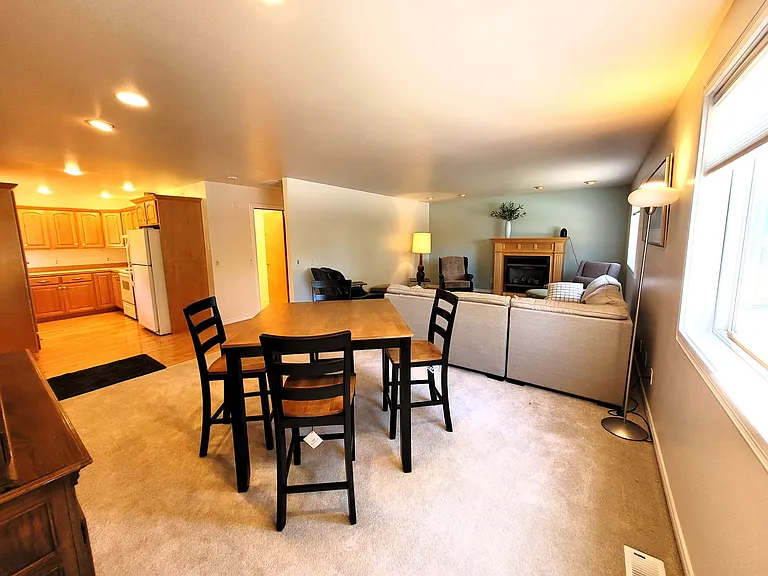 625 1/2 Marine Dr — Photo 7