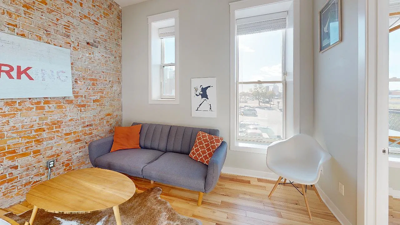 320 N Pine St — Photo 3