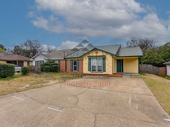 3rd image of 876 Arlington Dr #1