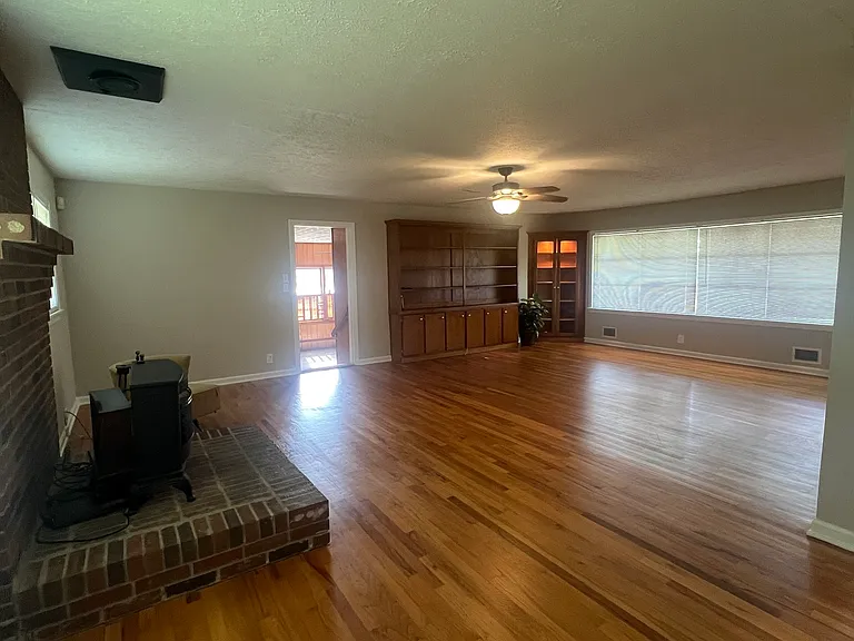 1064 Dallas Hwy — Photo 2