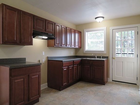 5th image of 2448 Dwight Rd