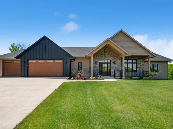 12088 Timber Ct, Dubuque, IA 52001