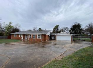 141 Skyline Dr, Chickasha, OK 73018