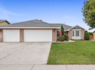 4956 Pear Butte Dr, Yakima, WA 98901