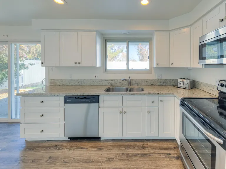 605 Autumn Hills Dr — Photo 2