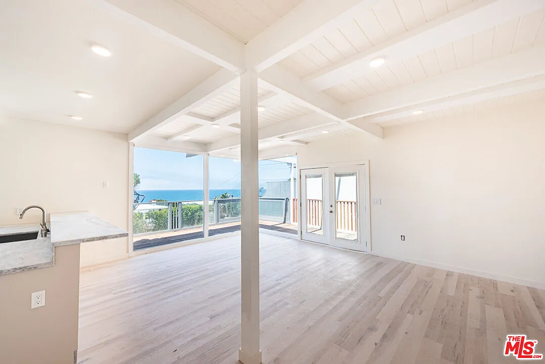2 bed, 2.0 bath, 876 sqft, $8,500 — Photo 4