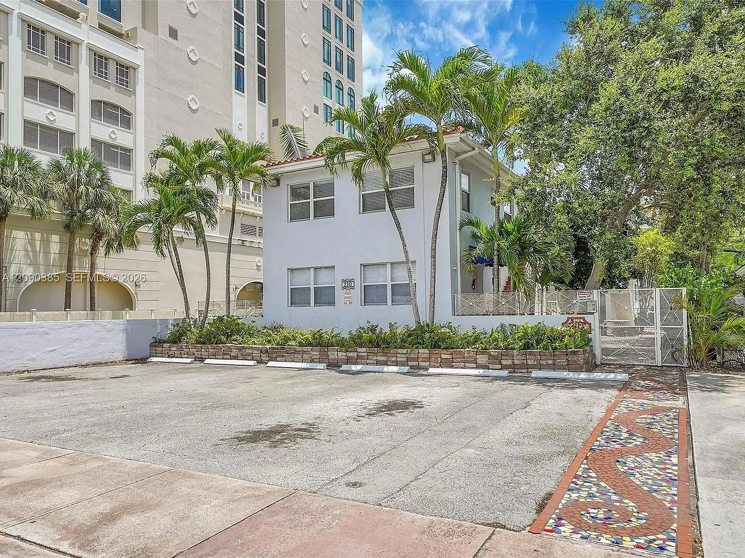210 Mendoza Ave Condo — Photo 1