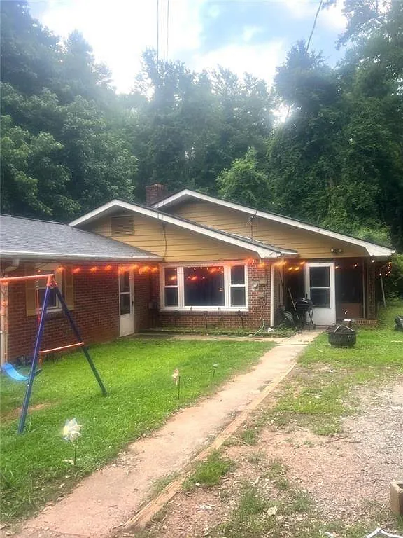 5 bed, 1.5 bath, 1480 sqft, $2,000 — Photo 2