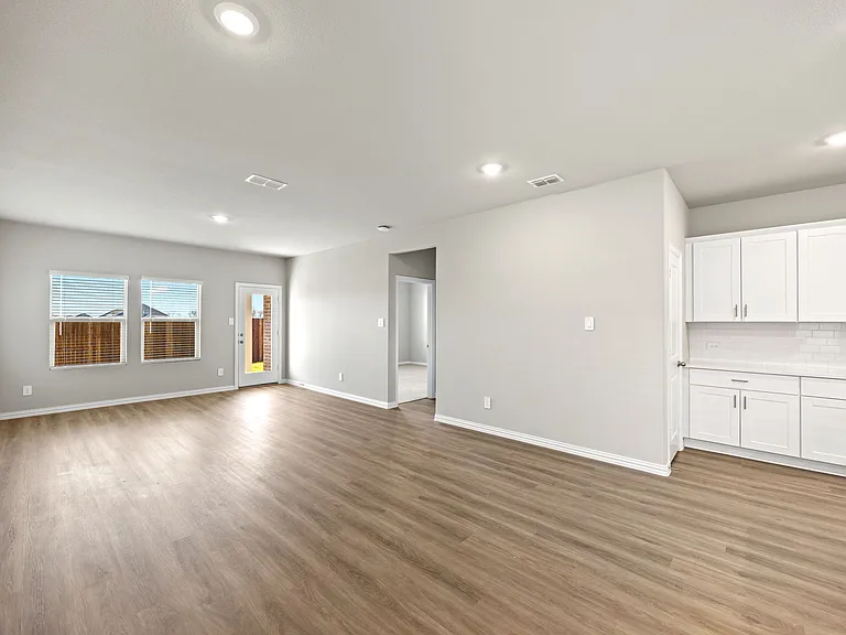 607 Clover Creek Dr — Photo 7