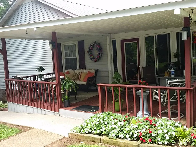 425 Valley Dr — Photo 3