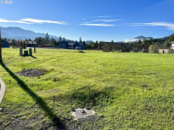 119 NE Keats Ct, Myrtle Creek, OR 97457