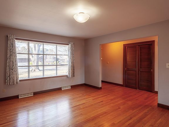 5th image of 823 Pine Valley Dr