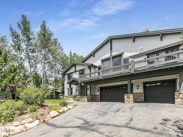 8974 N Sackett Dr — Photo 1