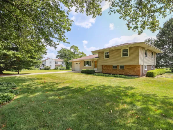 807 W William St, Monticello, IL 61856