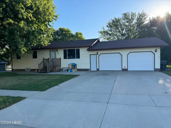 316 27th St NW, Watertown, SD 57201