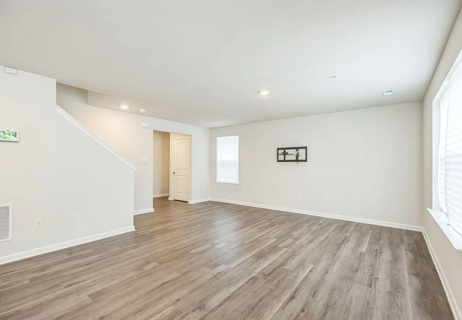 4 bed, 2.5 bath, 4182 sqft, $3,250 — Photo 4