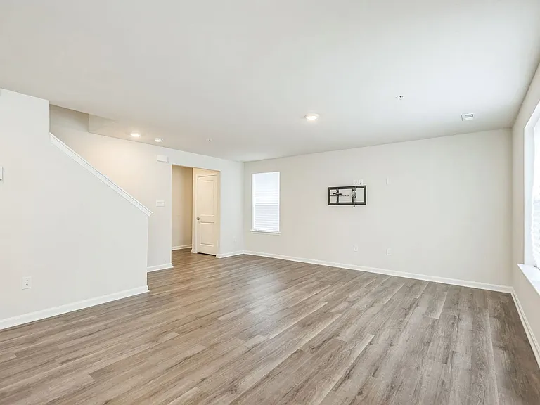 322 Forest Edge Ave — Photo 4