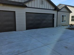 2719 Greenleaf Cir, Wichita, KS 67210