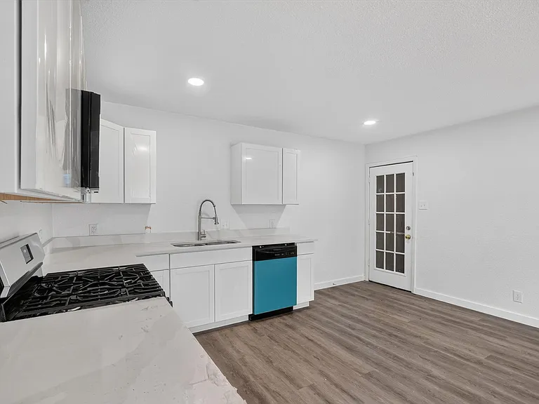 541 NW King St — Photo 12