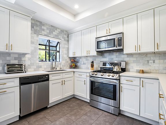 3rd image of 2560 S Centinela Ave APT 13