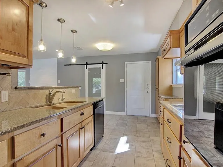 3212 Golfing Green Dr — Photo 7