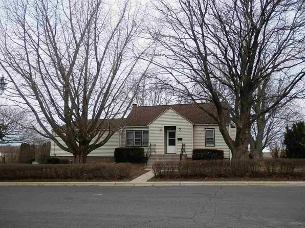 29 Calvert St, Benton, WI 53803