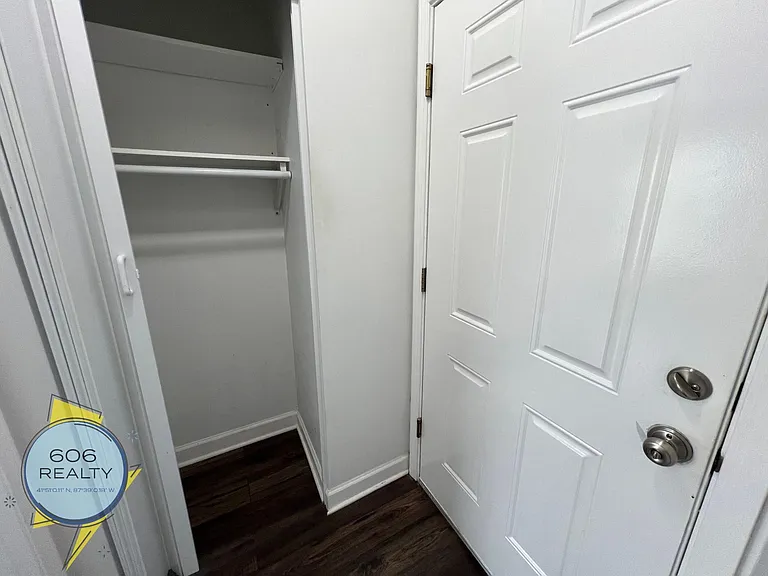 Charming Vintage Apartments in the Heart of Irving Park! — Photo 7
