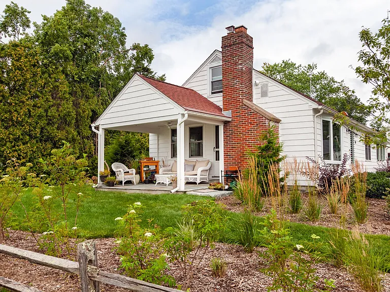 54 Bassett Ln — Photo 10