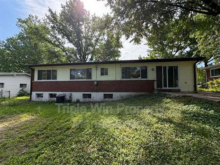 945 Paddock Dr — Photo 2