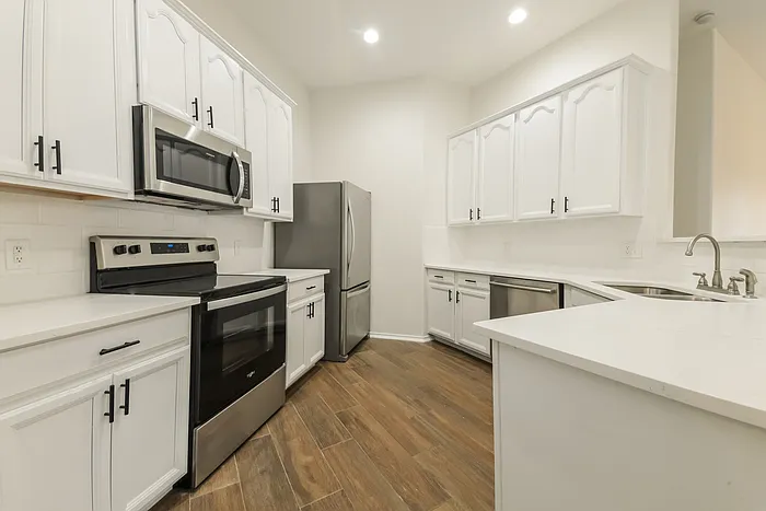 1096 Oakbrook St — Photo 5