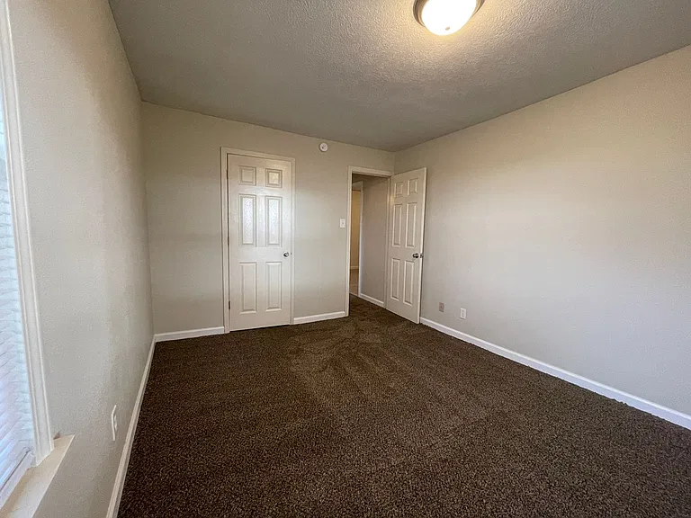 2605 E Division St — Photo 13