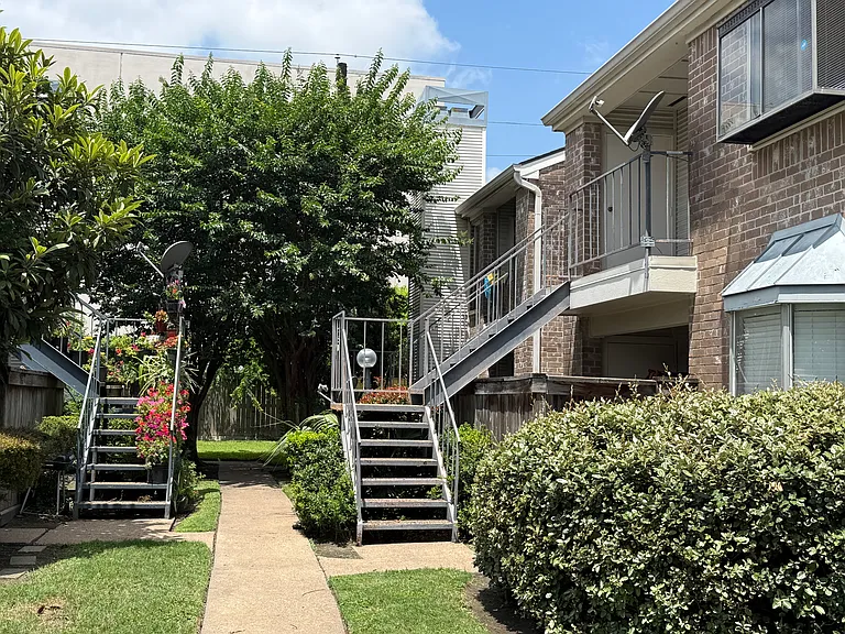 3900 Woodchase Dr #96 — Photo 1