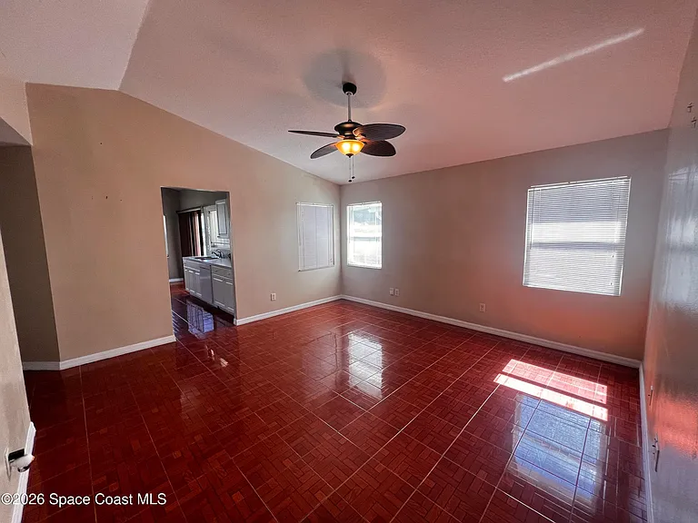 1960 Myrtle Ct NE — Photo 3