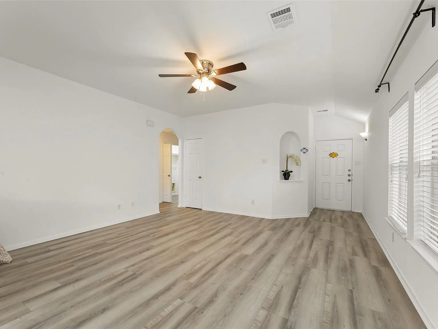 3 bed, 2.0 bath, 1295 sqft, $1,850 — Photo 4