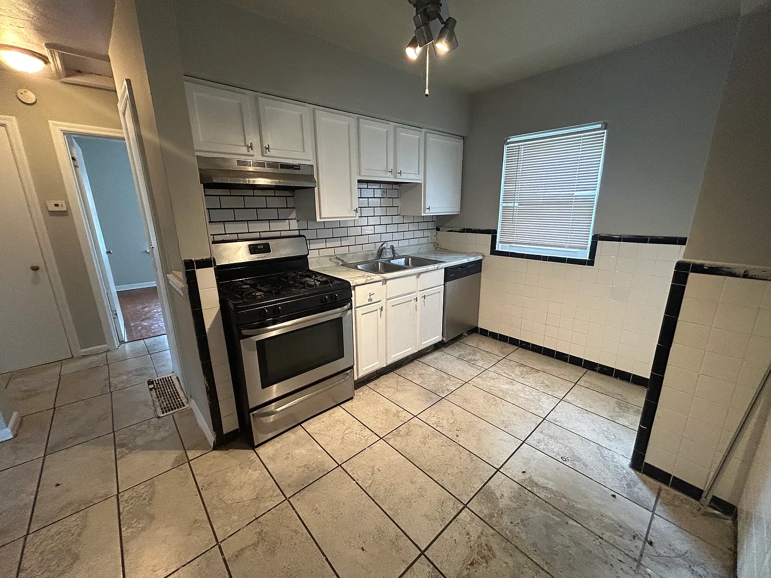 2 bed, 1018 sqft, $1,195 — Photo 2