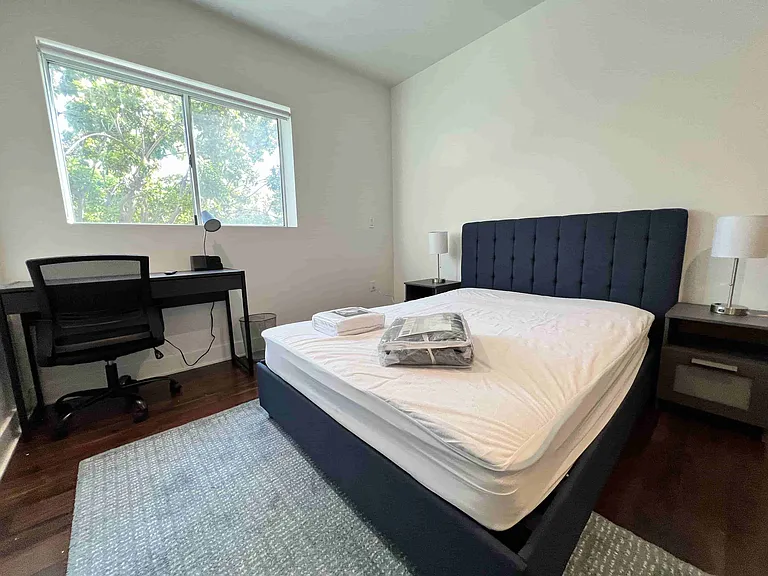 1747 N La Brea Ave — Photo 13