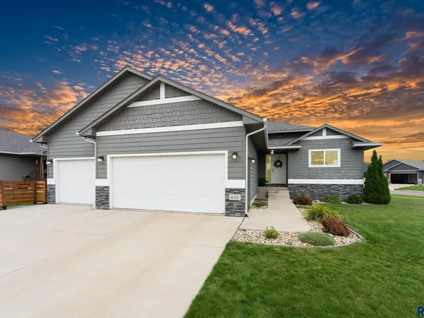 612 Legendary Dr, Harrisburg, SD 57032