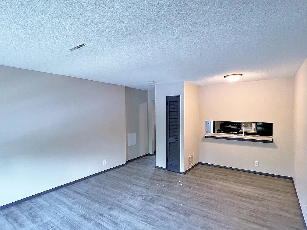 2 bed, 1.0 bath, 875 sqft, $900 — Photo 2