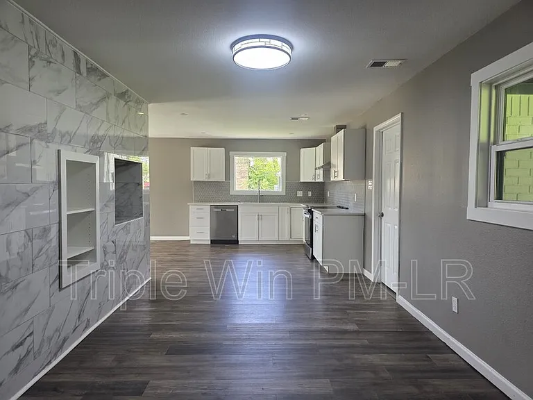 1908 E Lakeview — Photo 6