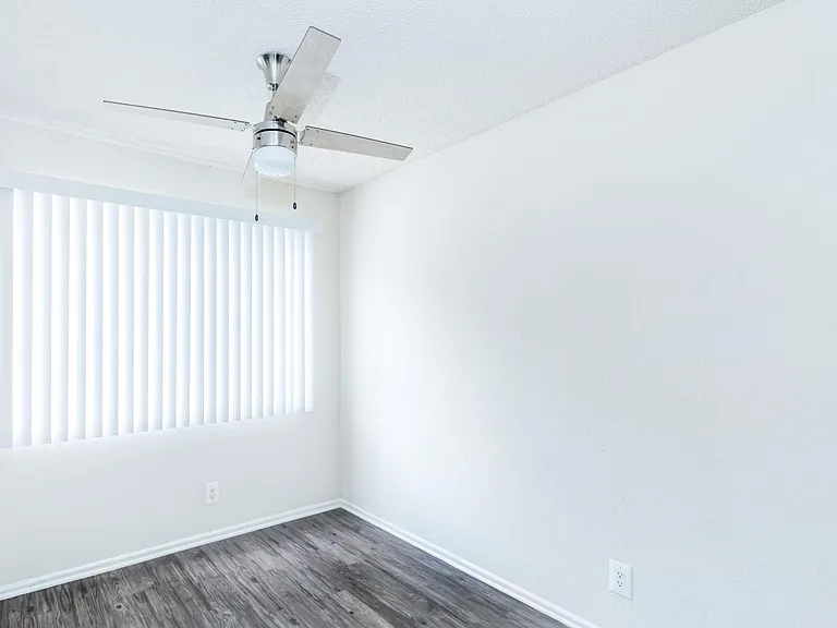 1 Bed 1 Bath Upstairs Dinning Area