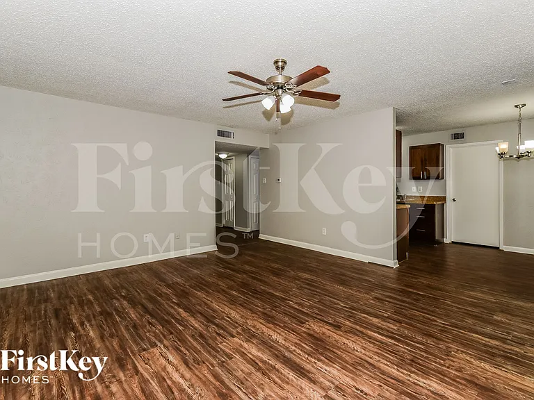 1418 Eagle Pass Dr — Photo 4