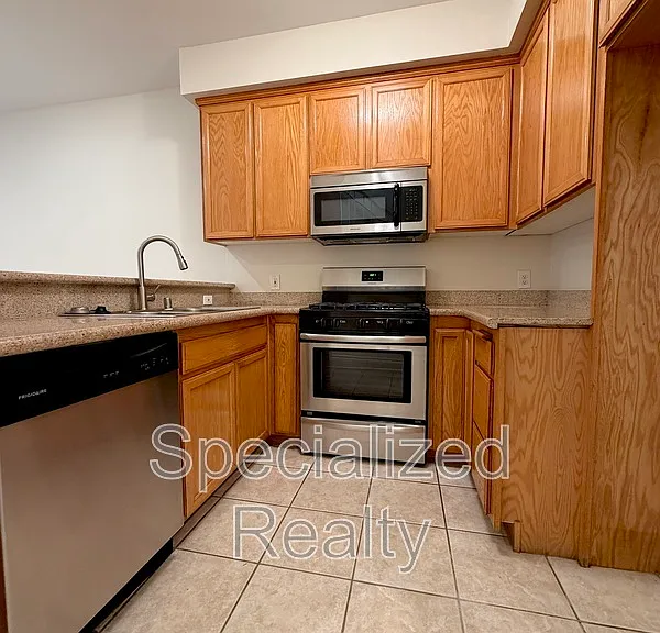 5716 Whitsett Ave — Photo 2