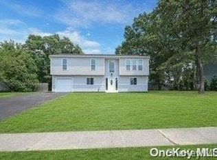 35 Bella Casa Ln, Central Islip, NY 11722