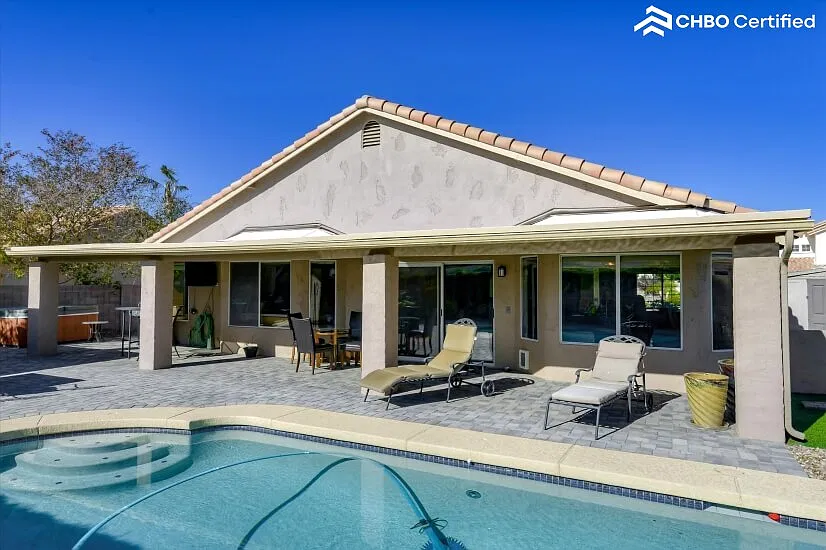 Furnished Glendale Home Office and Pool — Photo 2