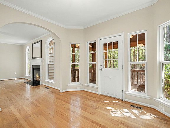 5th image of 6 Silverbell Ct