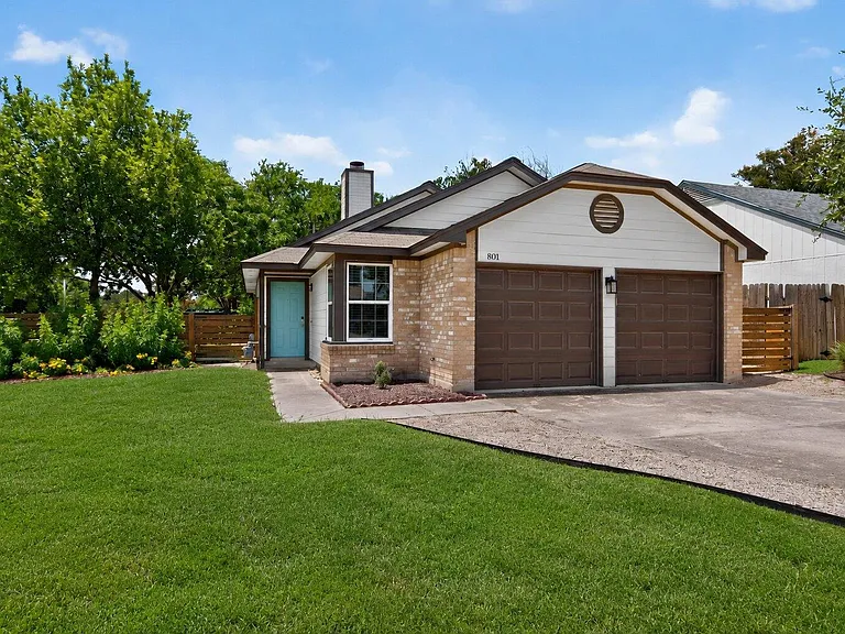 801 Kavanagh Dr — Photo 2