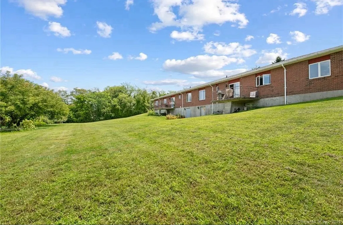 2 bed, 1.5 bath, 2400 sqft, $2,800 — Photo 3
